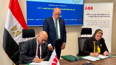 احمد حماد رئيس ABB مصر أثناء توقيع العقود مع مهندسة مني رزق رئيس الشركة المصرية لنقل الكهرباء
