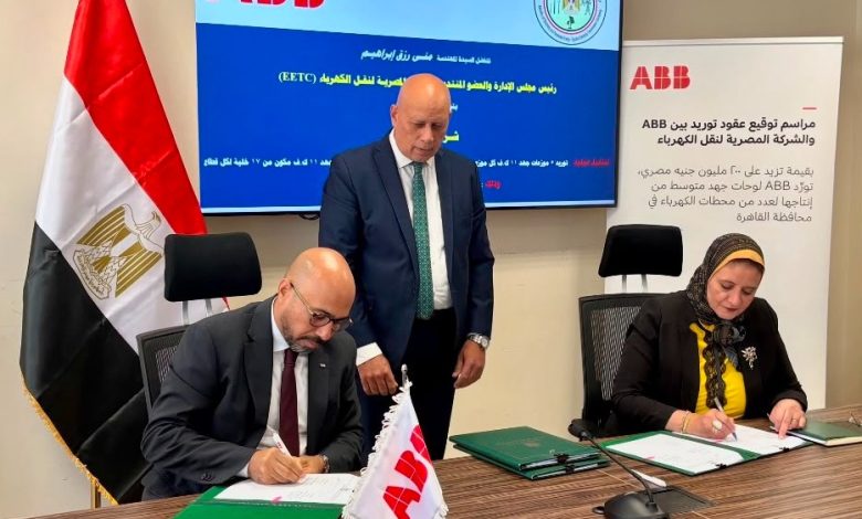 احمد حماد رئيس ABB مصر أثناء توقيع العقود مع مهندسة مني رزق رئيس الشركة المصرية لنقل الكهرباء