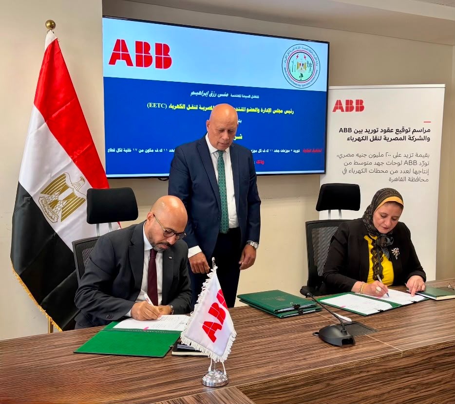 احمد حماد رئيس ABB مصر أثناء توقيع العقود مع مهندسة مني رزق رئيس الشركة المصرية لنقل الكهرباء