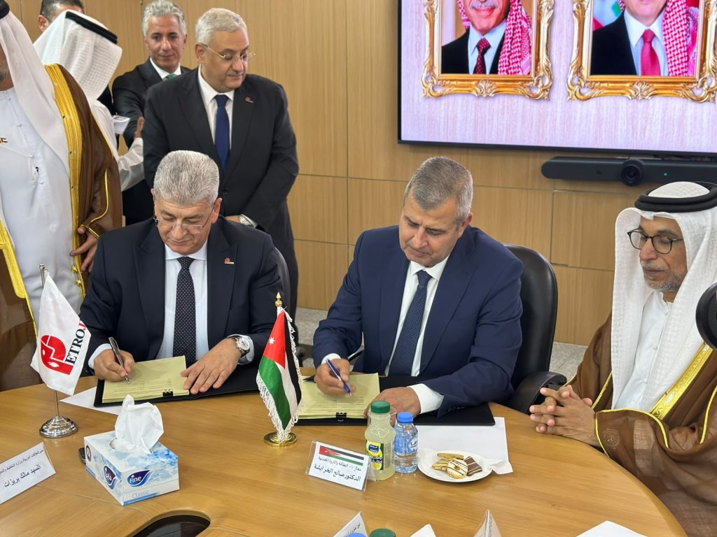 الدكتور صالح الخرابشة وزير الطاقة الأردني أثناء توقيع العقد مع المهندس وليد لطفي، رئيس شركة بتروجت
