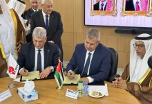 الدكتور صالح الخرابشة وزير الطاقة الأردني أثناء توقيع العقد مع المهندس وليد لطفي، رئيس شركة بتروجت