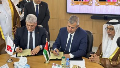 الدكتور صالح الخرابشة وزير الطاقة الأردني أثناء توقيع العقد مع المهندس وليد لطفي، رئيس شركة بتروجت