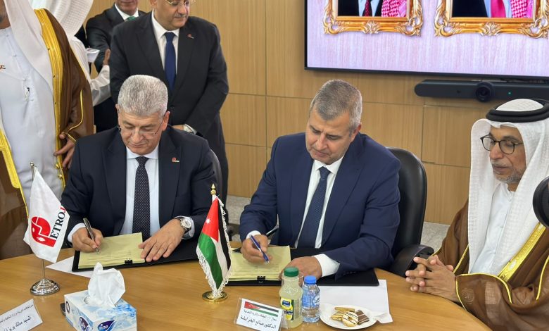 الدكتور صالح الخرابشة وزير الطاقة الأردني أثناء توقيع العقد مع المهندس وليد لطفي، رئيس شركة بتروجت