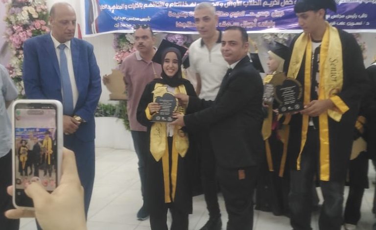 تكريم الطلاب المتفوقين بالمدرسة الثانوية الفنية للعلوم والتكنولوجيا