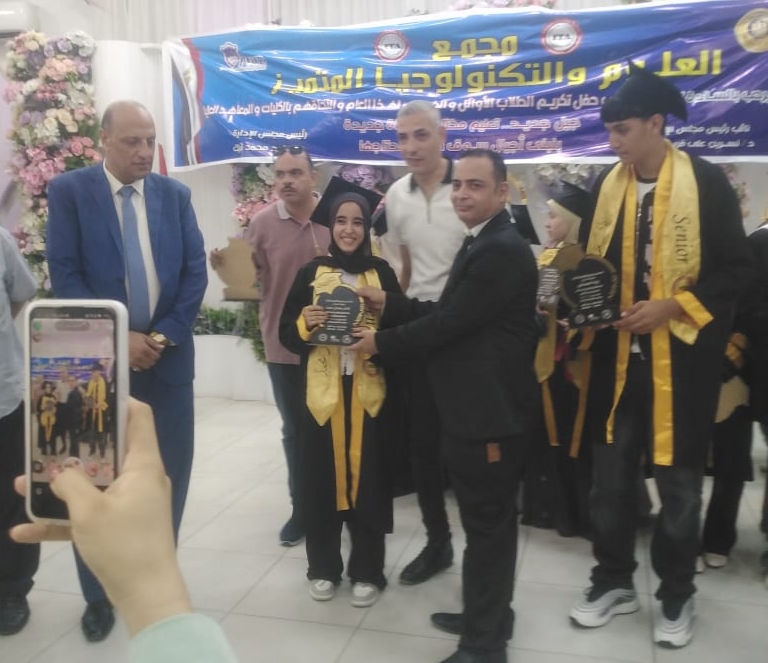 تكريم الطلاب المتفوقين بالمدرسة الثانوية الفنية للعلوم والتكنولوجيا