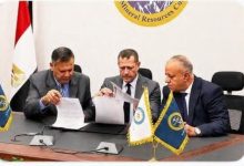 المهندس أسامة عمرو رئيس شركة بترو منت أثناء توقيع العقد مع الدكتور هاني السيد رئيس شركة شلاتين والدكتور عبد المجيد محمد نائب رئيس شلاتين