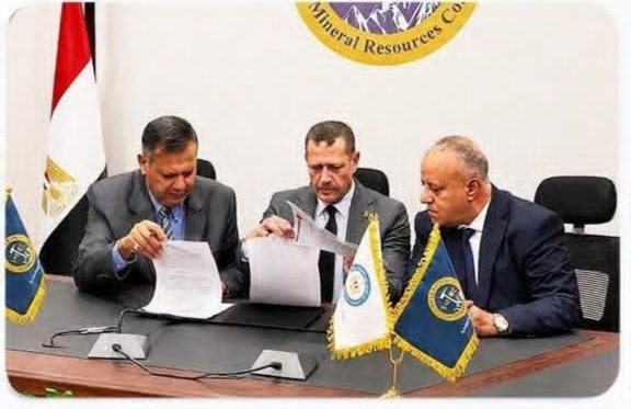 المهندس أسامة عمرو رئيس شركة بترو منت أثناء توقيع العقد مع الدكتور هاني السيد رئيس شركة شلاتين والدكتور عبد المجيد محمد نائب رئيس شلاتين