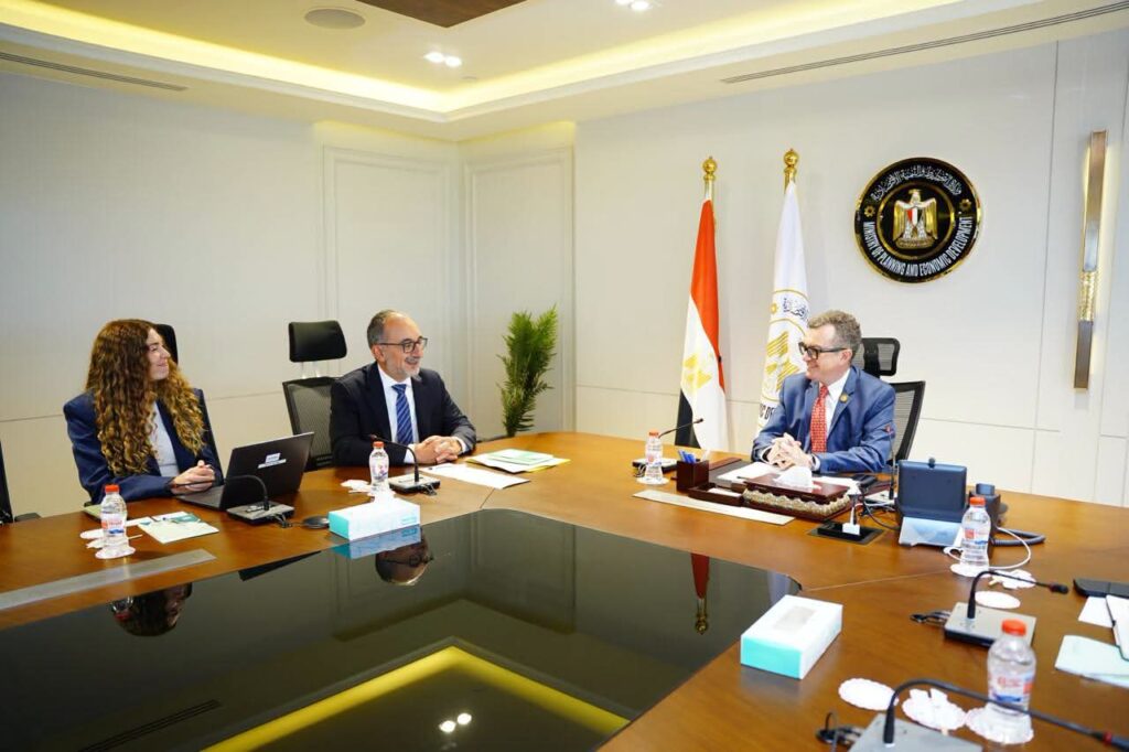وزير التخطيط أثناء مباحثاته مع مسؤول مؤسسة التمويل الدولية 
