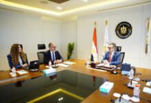 وزير التخطيط أثناء مباحثاته مع مسؤول مؤسسة التمويل الدولية