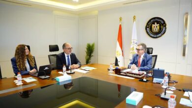 وزير التخطيط أثناء مباحثاته مع مسؤول مؤسسة التمويل الدولية