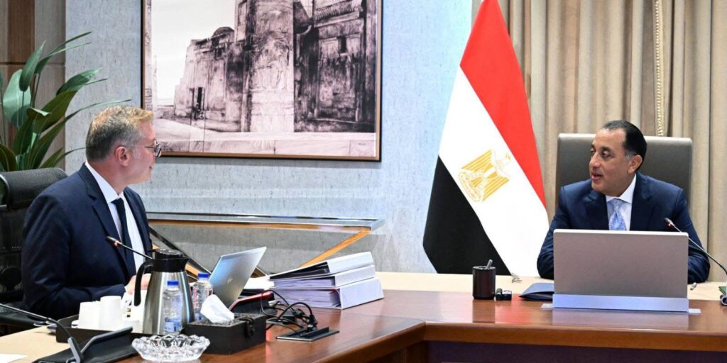 رئيس الوزراء خلال اجتماعه مع وزير البترول والثروة المعدنية