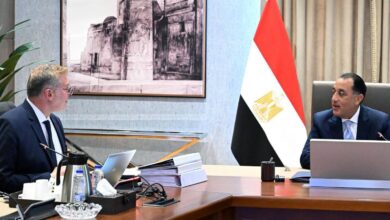 رئيس الوزراء خلال اجتماعه مع وزير البترول والثروة المعدنية