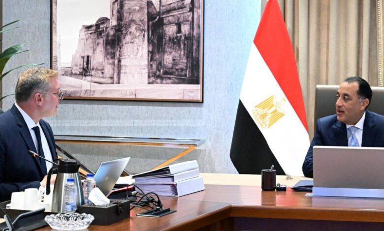 رئيس الوزراء خلال اجتماعه مع وزير البترول والثروة المعدنية