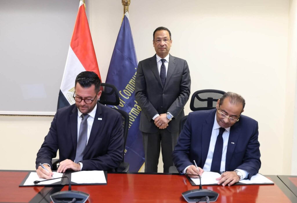 وزير الاتصالات يشهد التوقيع بين الشركة المصرية للاتصالات، وبايرون سكاڤتيروس،اليونانية