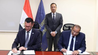 وزير الاتصالات يشهد التوقيع بين الشركة المصرية للاتصالات، وبايرون سكاڤتيروس،اليونانية
