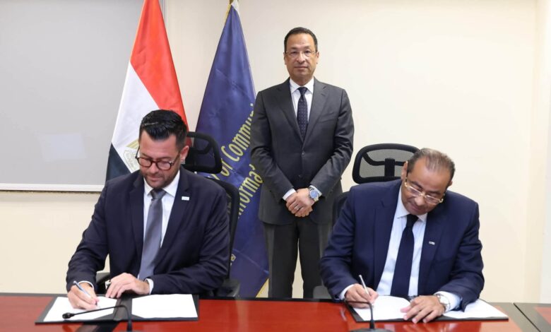 وزير الاتصالات يشهد التوقيع بين الشركة المصرية للاتصالات، وبايرون سكاڤتيروس،اليونانية