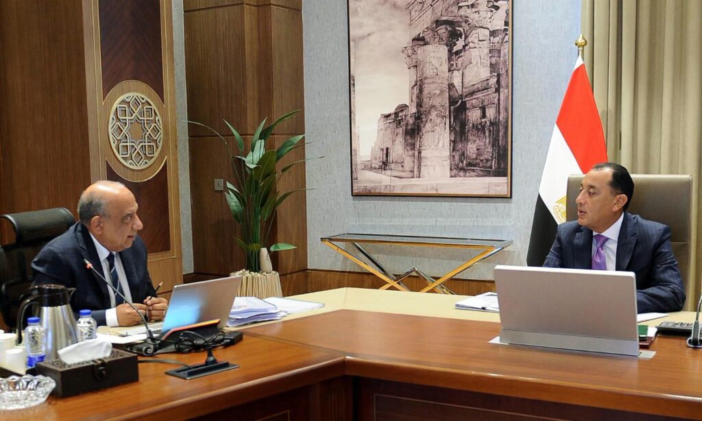 رئيس الوزراء يتابع مع وزير الكهرباء خطط للتوسع في الطاقة المتجددة