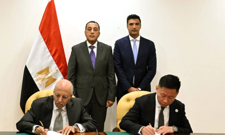 رئيس الوزراء يشهد توقيع عقد إنشاء أول مصنع لإنتاج البطاريات الكهربائية