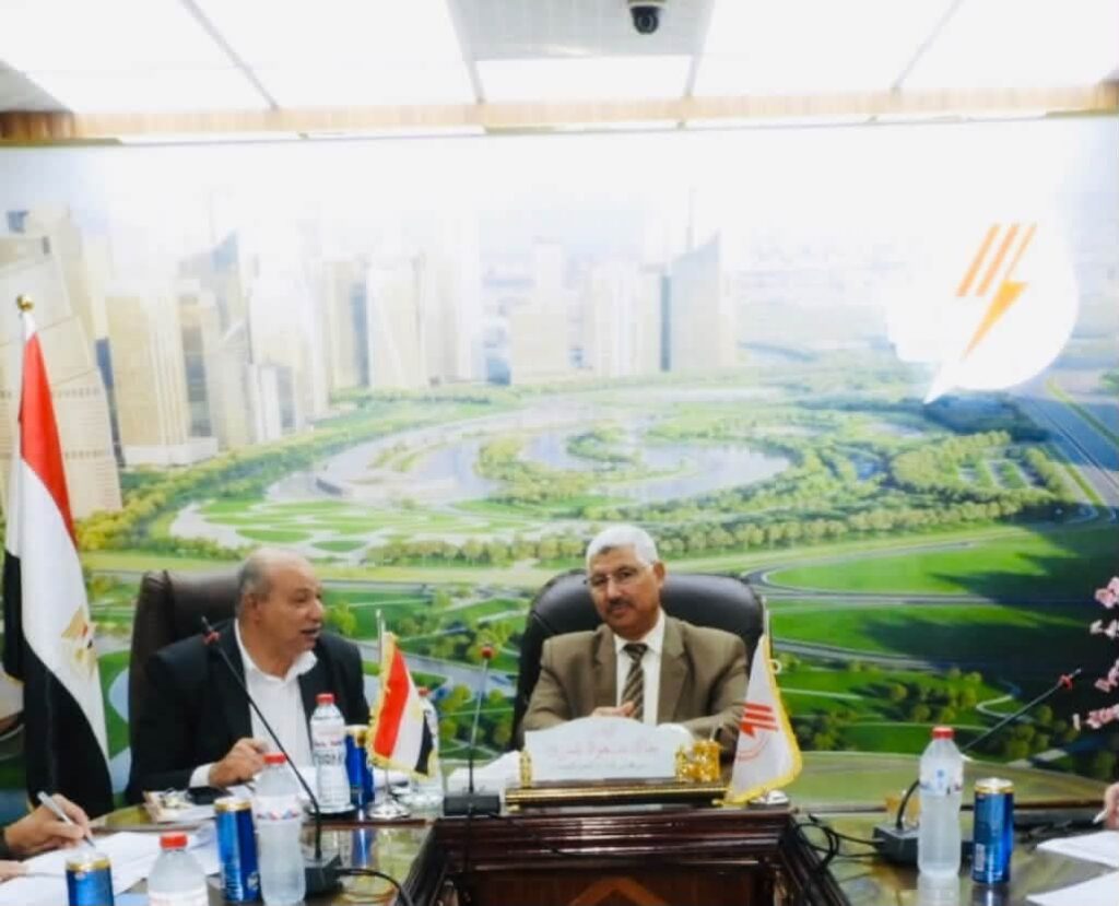 المهندس خالد غمري رئيس شركة جنوب الدلتا لتوزيع الكهرباء أثناء الاجتماع