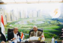 المهندس خالد غمري رئيس شركة جنوب الدلتا لتوزيع الكهرباء أثناء الاجتماع