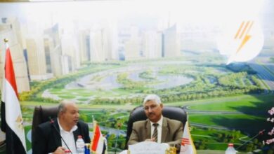 المهندس خالد غمري رئيس شركة جنوب الدلتا لتوزيع الكهرباء أثناء الاجتماع