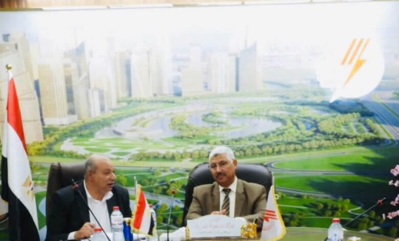 المهندس خالد غمري رئيس شركة جنوب الدلتا لتوزيع الكهرباء أثناء الاجتماع