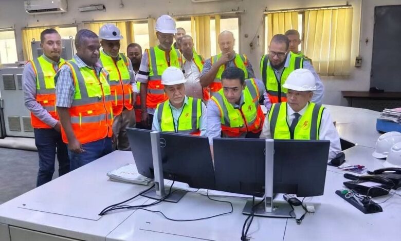 قيادات «المحطات المائية» يتابعون سير العمل بمحطة كهرباء إسنا