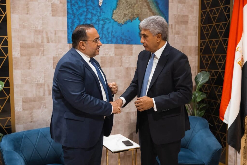 وزير السياحة خلال مباحثاته مع نظيره القبرصي