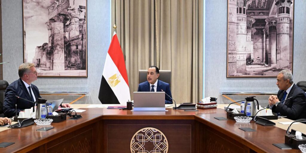 رئيس الوزراء أثناء متابعته عمل وزارة البترول مع المهندس كريم بدوي 