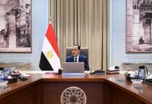 رئيس الوزراء أثناء متابعته عمل وزارة البترول مع المهندس كريم بدوي