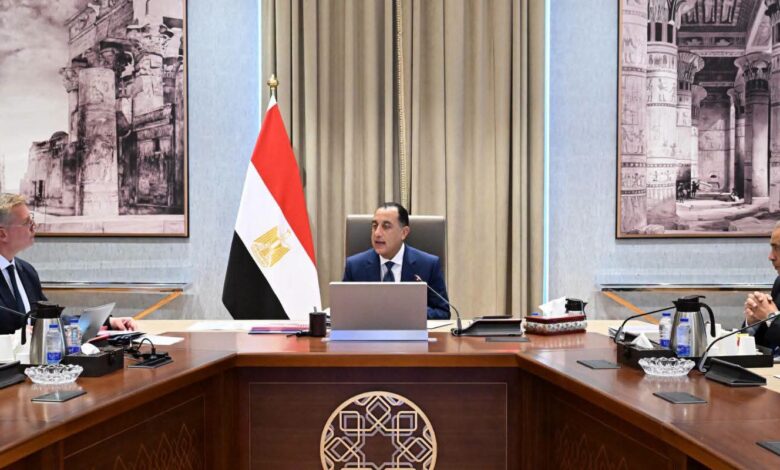 رئيس الوزراء أثناء متابعته عمل وزارة البترول مع المهندس كريم بدوي
