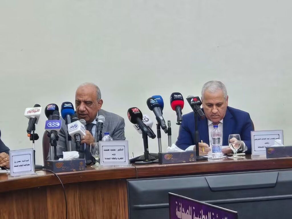 وزير الكهرباء والطاقة المتجددة أثناء الندوة 