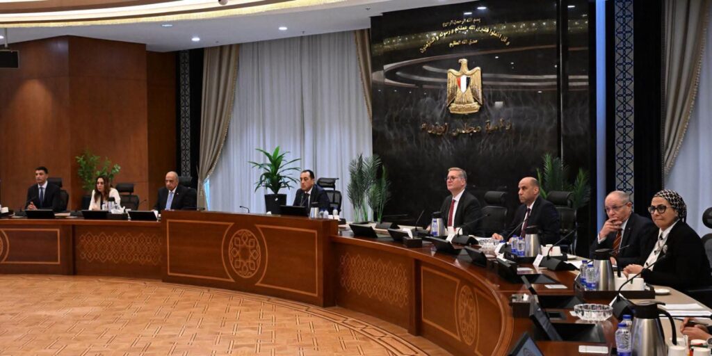 وزير البترول اثناء المائدة المستديرة بحضور رئيس الوزراء