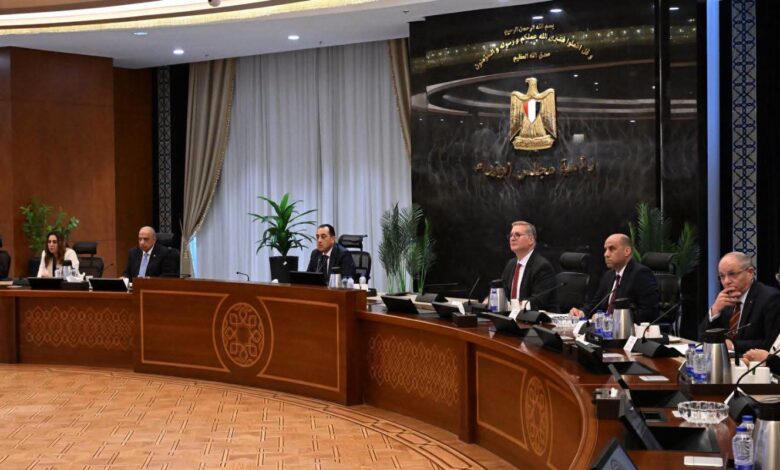 وزير البترول اثناء المائدة المستديرة بحضور رئيس الوزراء