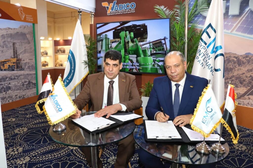 المهندس محسن قطب رئيس شركة صان مصر أثناء توقيع الاتفاقية مع الجيولوجي رضا سليم 