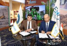المهندس محسن قطب رئيس شركة صان مصر أثناء توقيع الاتفاقية مع الجيولوجي رضا سليم