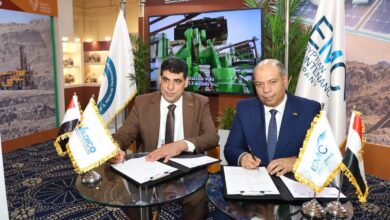 المهندس محسن قطب رئيس شركة صان مصر أثناء توقيع الاتفاقية مع الجيولوجي رضا سليم