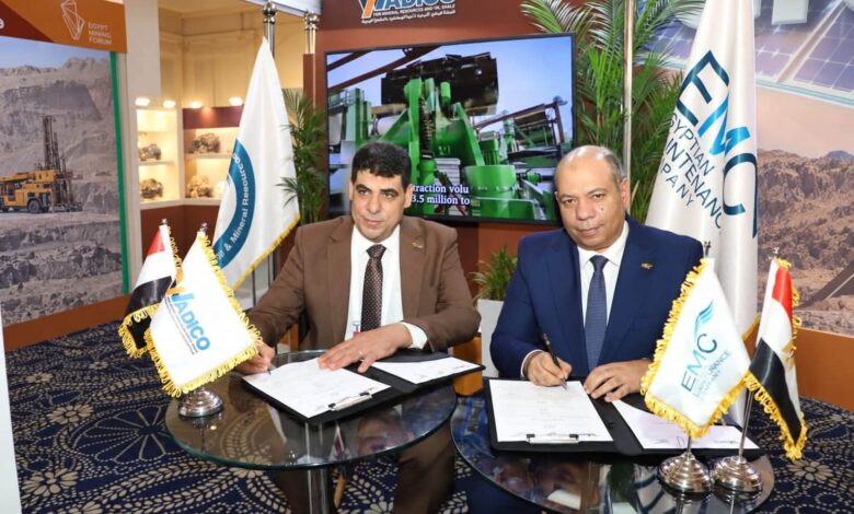 المهندس محسن قطب رئيس شركة صان مصر أثناء توقيع الاتفاقية مع الجيولوجي رضا سليم