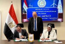 المهندسة مني رزق أثناء توقيع العقد مع تحالف شركة «إنفينيتي وحسن علام