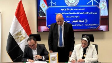 المهندسة مني رزق أثناء توقيع العقد مع تحالف شركة «إنفينيتي وحسن علام