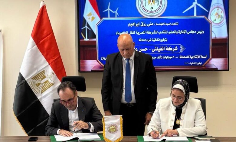 المهندسة مني رزق أثناء توقيع العقد مع تحالف شركة «إنفينيتي وحسن علام