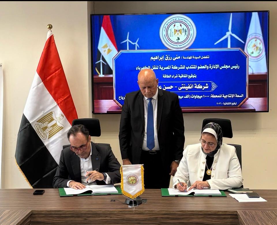 المهندسة مني رزق أثناء توقيع العقد مع تحالف شركة «إنفينيتي وحسن علام