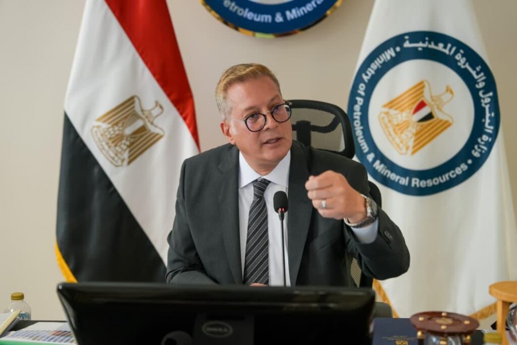 وزير البترول أثناء لقائه مع رؤساء تحرير الصحف 