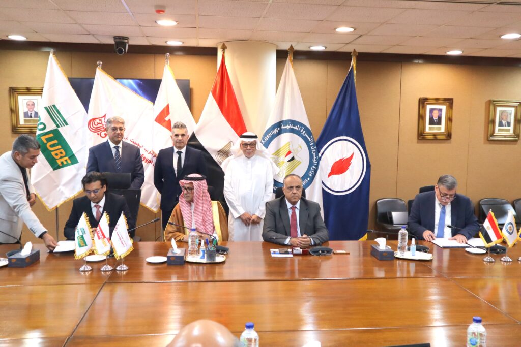 قيادات هيئة البترول أثناء توقيع البروتوكول مع شركة «بترومين» السعودية 