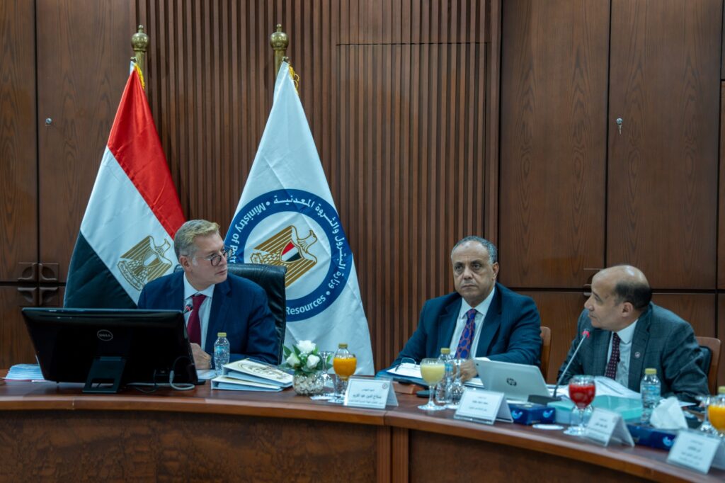 المهندس محمد ماجد رئيس مصر للبترول أثناء انعقاد الجمعية العامة بحضور وزير البترول ورئيس هيئة البترول 