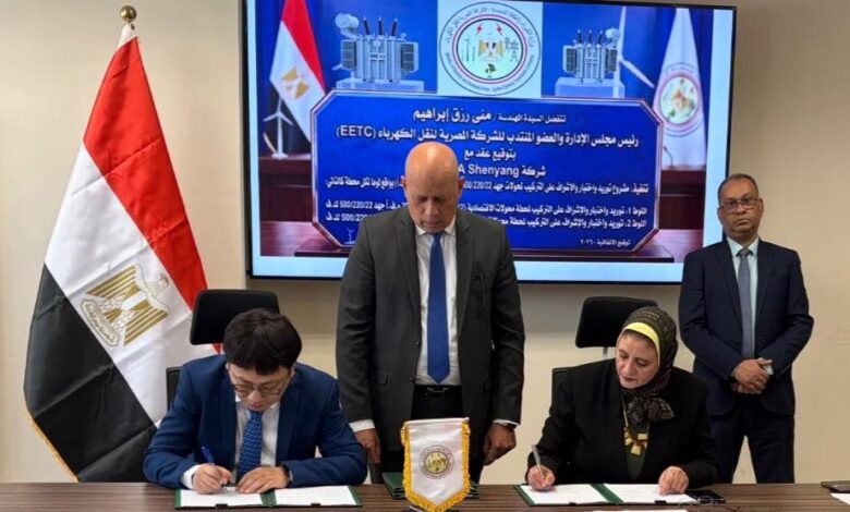 المهندسة مني رزق أثناء توقيع العقد مع ممثلشركة «TBEA Shenyang»