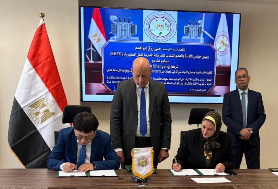 المهندسة مني رزق أثناء توقيع العقد مع ممثلشركة «TBEA Shenyang»