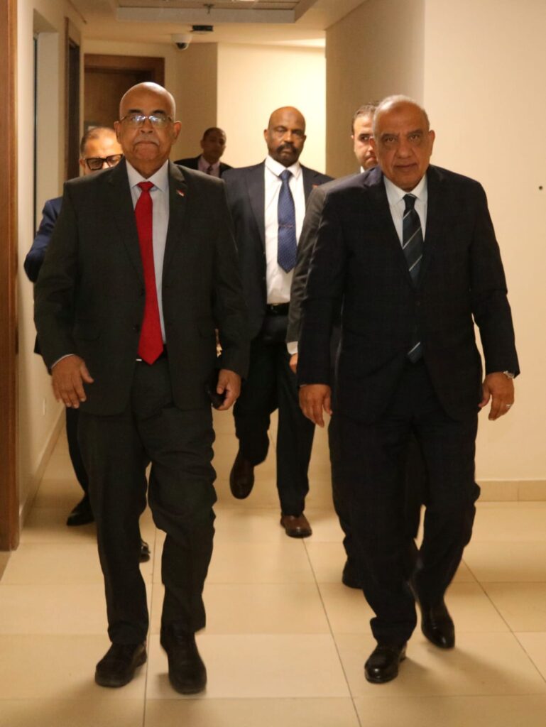 وزير الكهرباء الدكتور محمود عصمت أثناء استقباله وزير النفط والطاقة السوداني