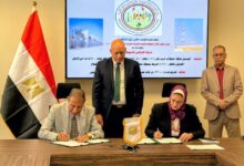 المهندسة مني رزق رئيس المصرية لنقل الكهرباء أثناء توقيع العقد