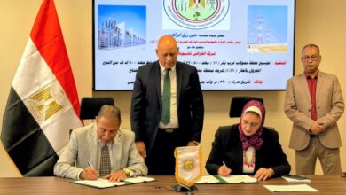 المهندسة مني رزق رئيس المصرية لنقل الكهرباء أثناء توقيع العقد